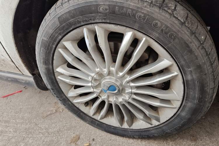 Used Denza 2014 Deluxe Edition Right Front Wheel Hub