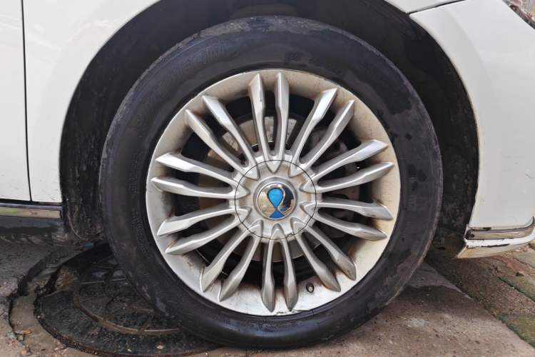 Used Denza 2014 Deluxe Edition Right Front Wheel Hub