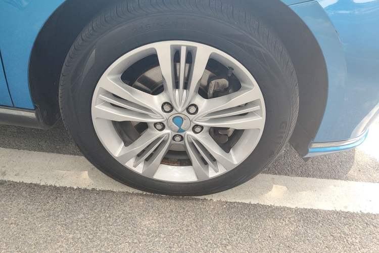Used Denza 2017 Stylish Edition Right Front Wheel Hub