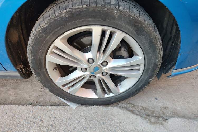 Used Denza 2017 Stylish Edition Right Front Wheel Hub