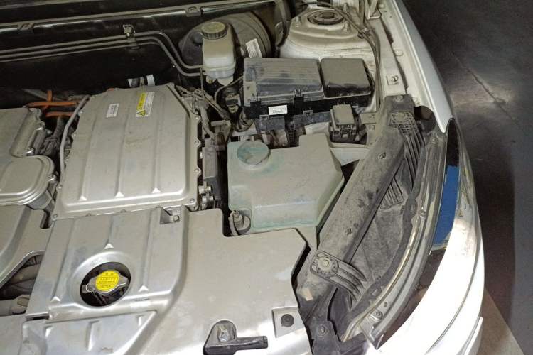 Used Denza 2017 Deluxe Edition Engine Bay Left