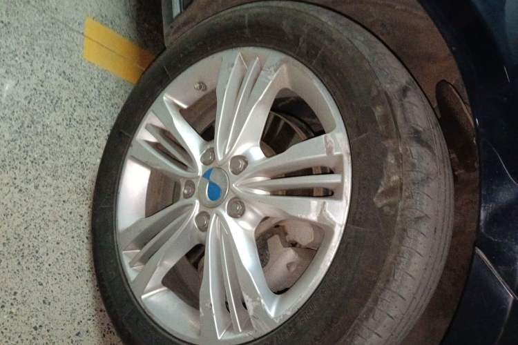 Used Denza 2018 450 Base Version Right Front Wheel Hub