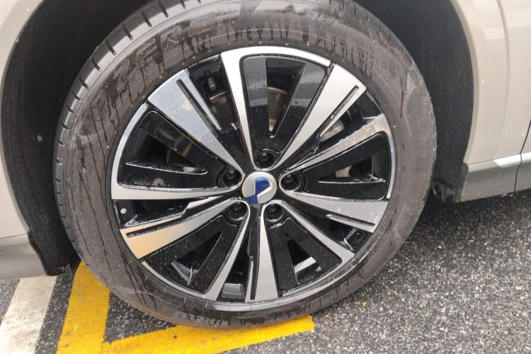 Used Denza N7 2023 with Ultra-Long Range Left Front Wheel Hub