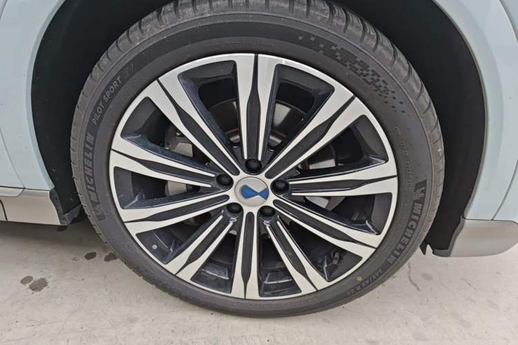 Used Denza N7 2023 with Ultra-Long Range Right Front Wheel Hub