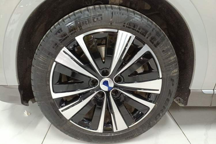 Used Denza N7 2023 with Ultra-Long Range Left Front Wheel Hub