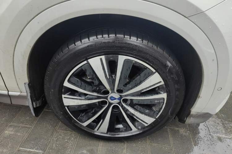 Used Denza N7 2023 with Ultra-Long Range Right Front Wheel Hub