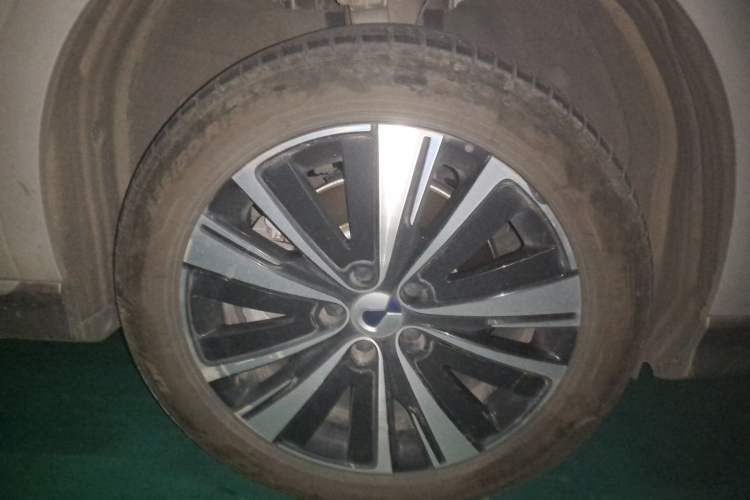 Used Denza N7 2023 with Ultra-Long Range Right Front Wheel Hub