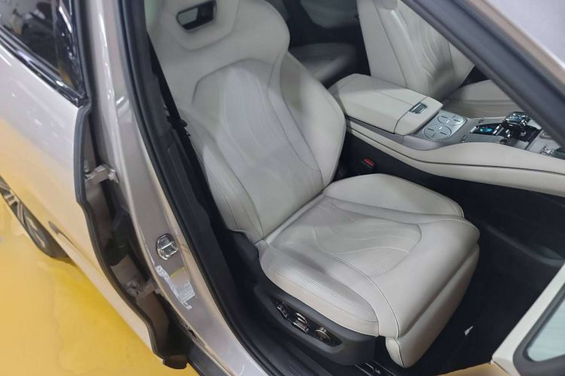 Used Denza N7 2023 Long-Range Performance Max Edition Right Front Seat