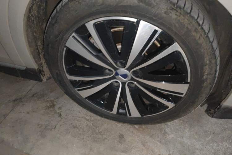Used Denza N7 2023 with Ultra-Long Range Right Front Wheel Hub