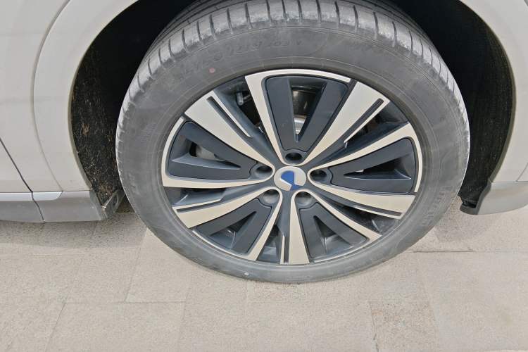 Used Denza N7 2023 with Ultra-Long Range Right Front Wheel Hub