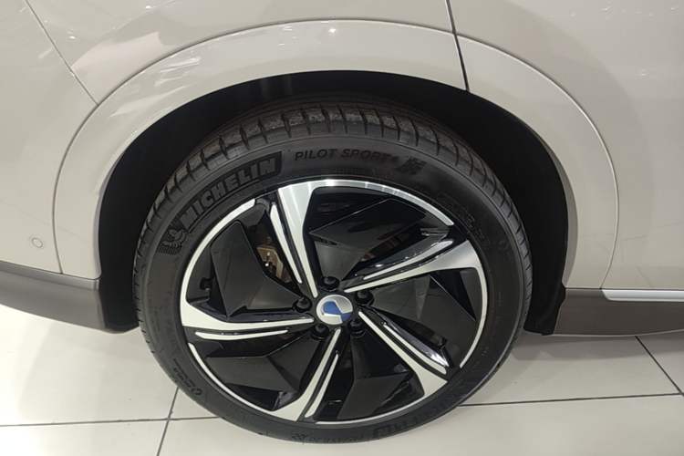 Used Denza N7 2023 Long-Range Performance Edition Right Rear Wheel Hub