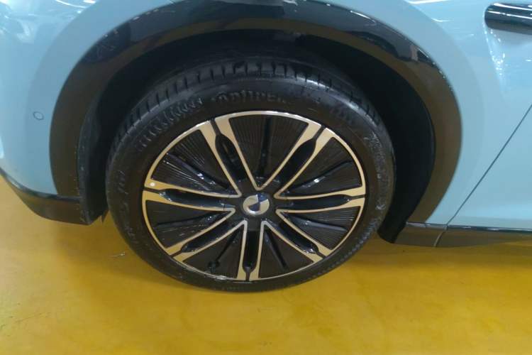 Used Denza N7 2024 630 All-Wheel Drive Intelligent Driving Ultra Version Left Front Wheel Hub