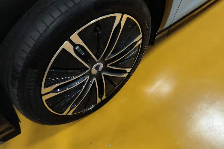 Used Denza N7 2024 630 All-Wheel Drive Intelligent Driving Ultra Version Left Front Wheel Hub