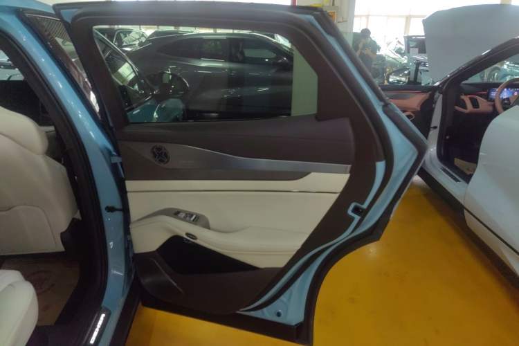 Used Denza N7 2024 630 All-Wheel Drive Intelligent Driving Ultra Version Right Rear Door Interior