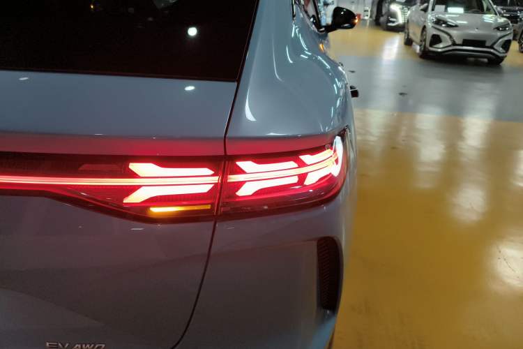 Used Denza N7 2024 630 All-Wheel Drive Intelligent Driving Ultra Version Right Rear Taillight