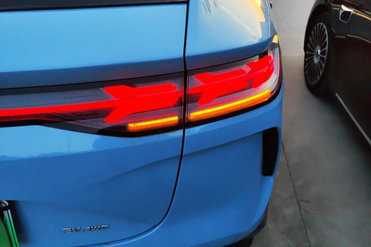 Used Denza N7 2024 630 All-Wheel Drive Intelligent Driving Ultra Version Right Rear Taillight