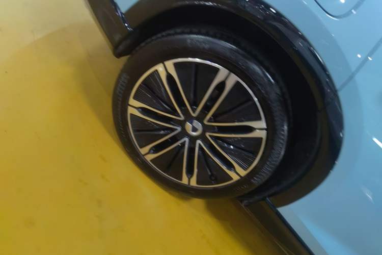 Used Denza N7 2024 630 All-Wheel Drive Intelligent Driving Ultra Version Right Rear Wheel Hub