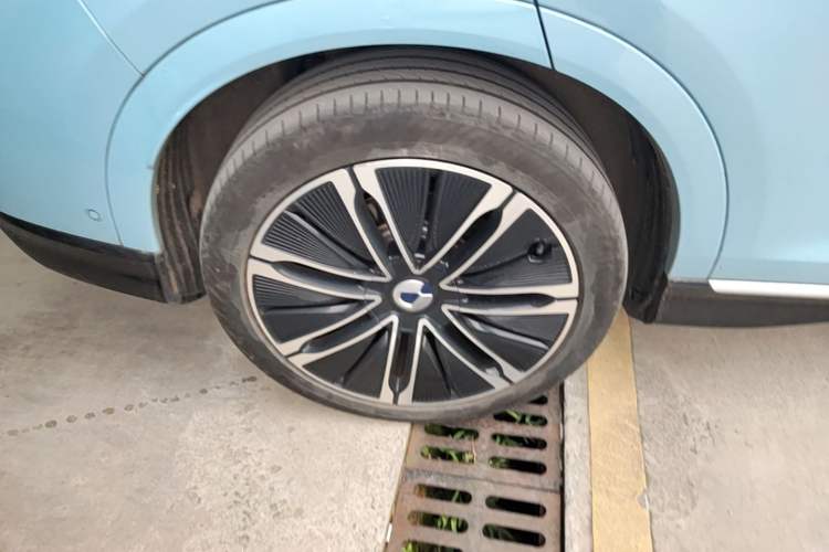 Used Denza N7 2024 630 All-Wheel Drive Intelligent Driving Ultra Version Right Rear Wheel Hub