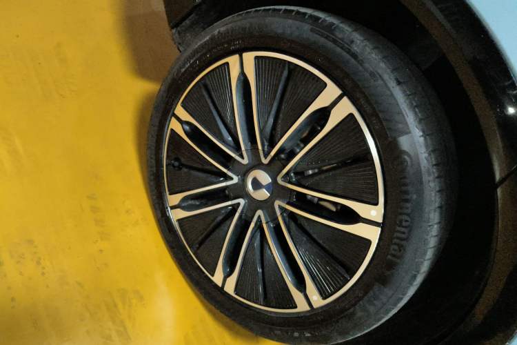 Used Denza N7 2024 630 All-Wheel Drive Intelligent Driving Ultra Version Right Rear Wheel Hub