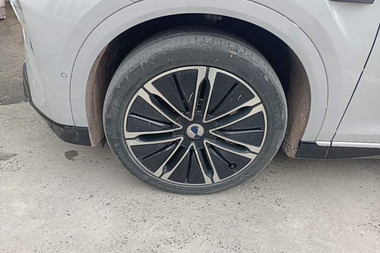 Used Denza N7 2024 630 All-Wheel Drive Intelligent Driving Max Edition Left Front Wheel Hub