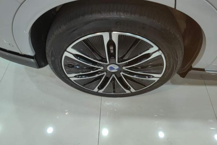 Used Denza N7 2024 630 All-Wheel Drive Intelligent Driving Max Edition Right Rear Wheel Hub