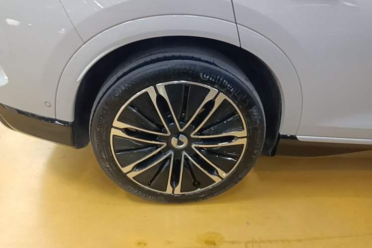 Used Denza N7 2024 630 All-Wheel Drive Intelligent Driving Max Edition Right Rear Wheel Hub