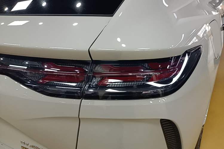 Used Denza N7 2025 630 All-Wheel Drive Intelligent Driving Dual-Laser Flagship Edition Right Rear Taillight