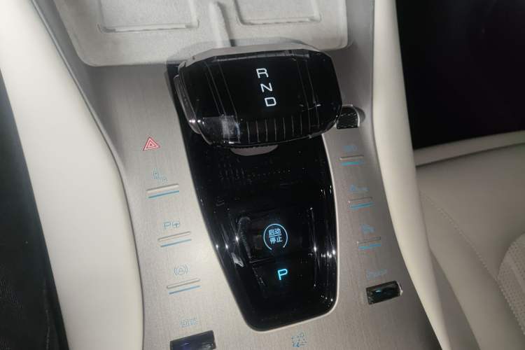 Used Denza N7 2025 702 Intelligent Driving Dual-Laser Luxury Edition Gear Lever