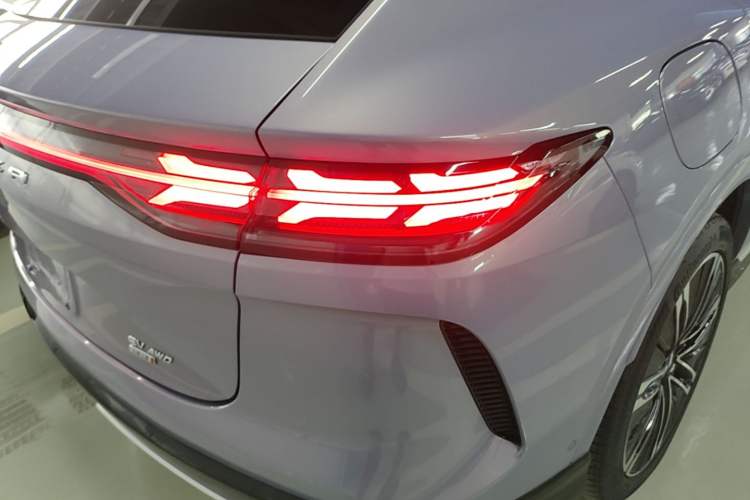 Used Denza N7 2025 630 All-Wheel Drive Intelligent Driving Dual-Laser Flagship Edition Right Rear Taillight