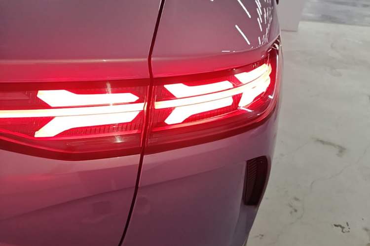 Used Denza N7 2025 630 All-Wheel Drive Intelligent Driving Dual-Laser Flagship Edition Right Rear Taillight
