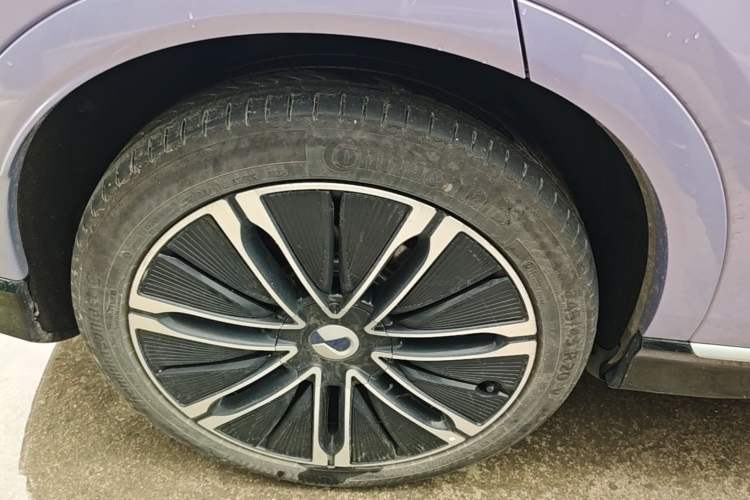 Used Denza N7 2025 630 All-Wheel Drive Intelligent Driving Dual-Laser Flagship Edition Right Rear Wheel Hub