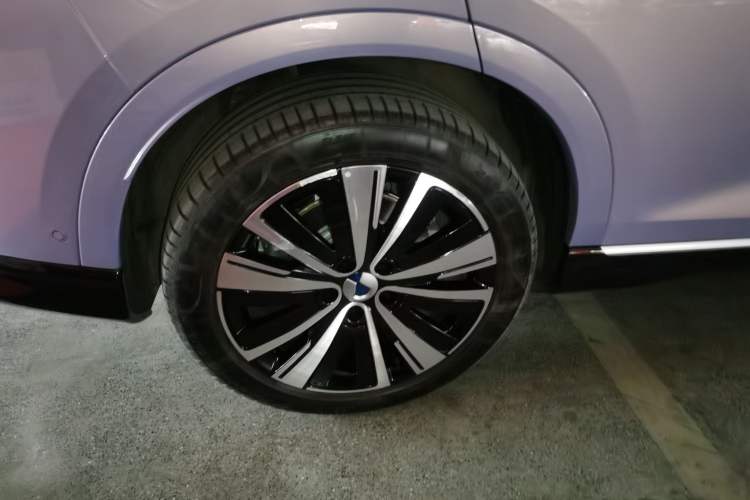 Used Denza N7 2025 702 Intelligent Driving Dual-Laser Luxury Edition Right Rear Wheel Hub