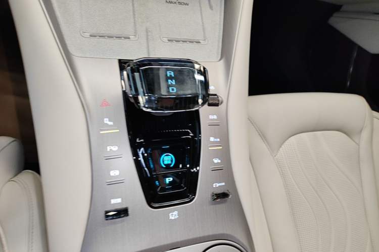 Used Denza N7 2025 702 Intelligent Driving Dual-Laser Luxury Edition Gear Lever