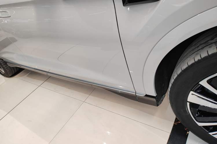 Used Denza N7 2025 702 Intelligent Driving Dual-Laser Luxury Edition Right Side Sill