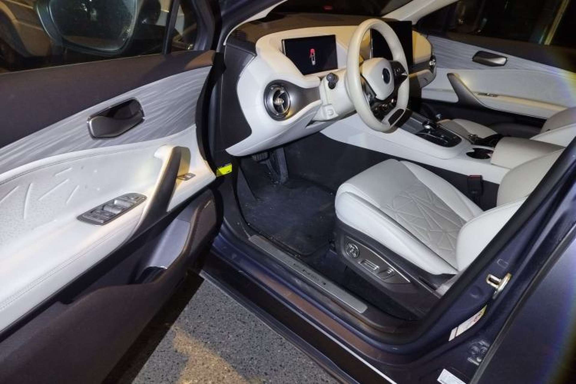 Used Denza N8 2023 Four-Wheel Drive Ultra-Hybrid Flagship Six-Seater Version Driver Seat
