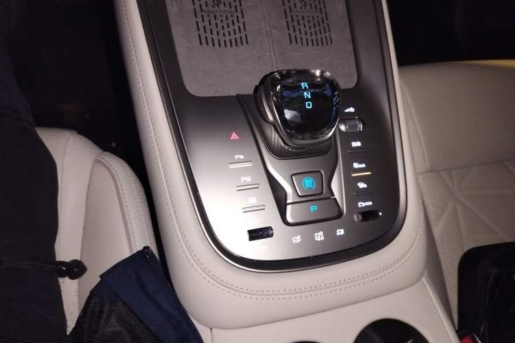 Used Denza N8 2023 Four-Wheel Drive Ultra-Hybrid Flagship Six-Seater Version Gear Lever