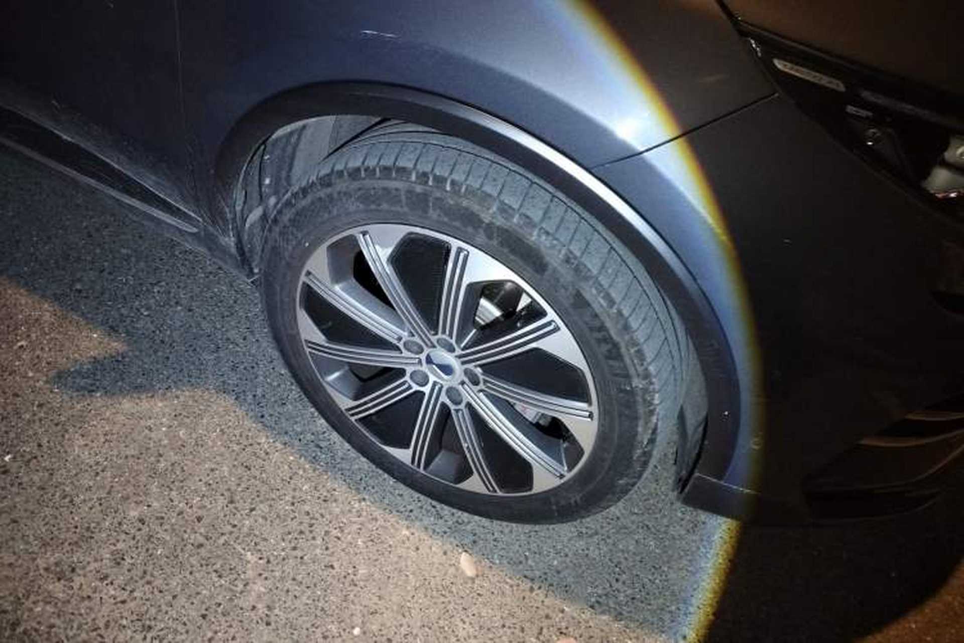 Used Denza N8 2023 Four-Wheel Drive Ultra-Hybrid Flagship Six-Seater Version Right Front Wheel Hub