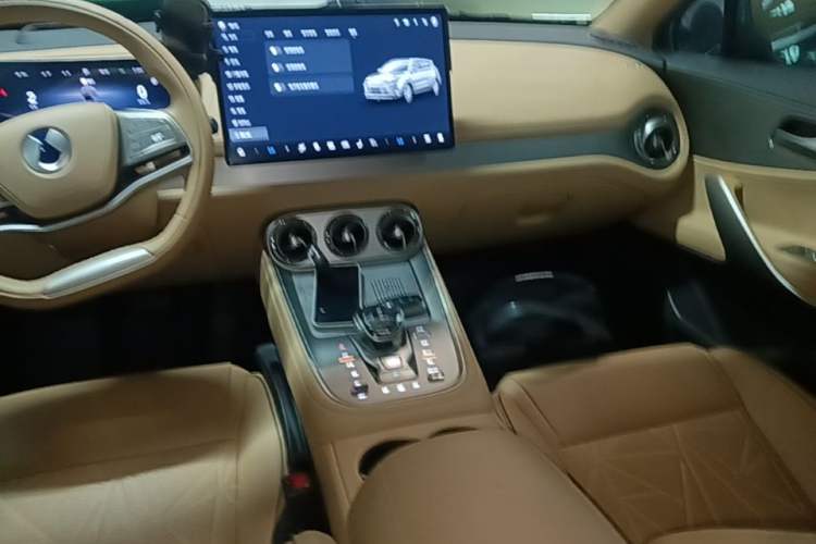 Used Denza N8 2023 Four-Wheel Drive Ultra-Hybrid Flagship Six-Seater Version Audio And AC Panel