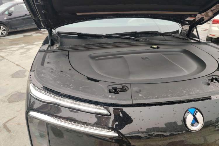 Used Denza N8 2023 Four-Wheel Drive Ultra-Hybrid Flagship Six-Seater Version Engine Bay Right
