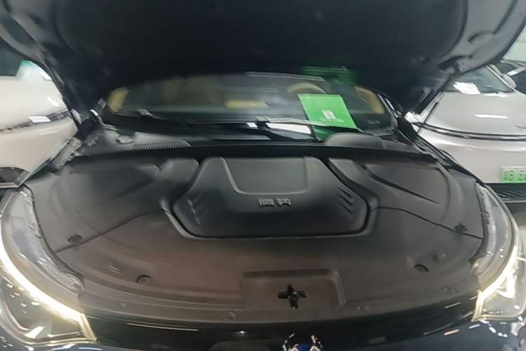 Used Denza N8 2023 Four-Wheel Drive Ultra-Hybrid Flagship Six-Seater Version Engine Bay
