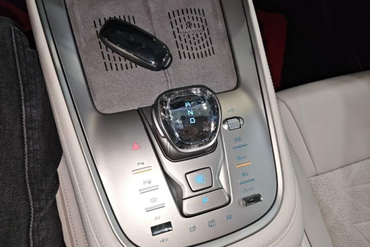 Used Denza N8 2023 Four-Wheel Drive Ultra-Hybrid Flagship Six-Seater Version Gear Lever