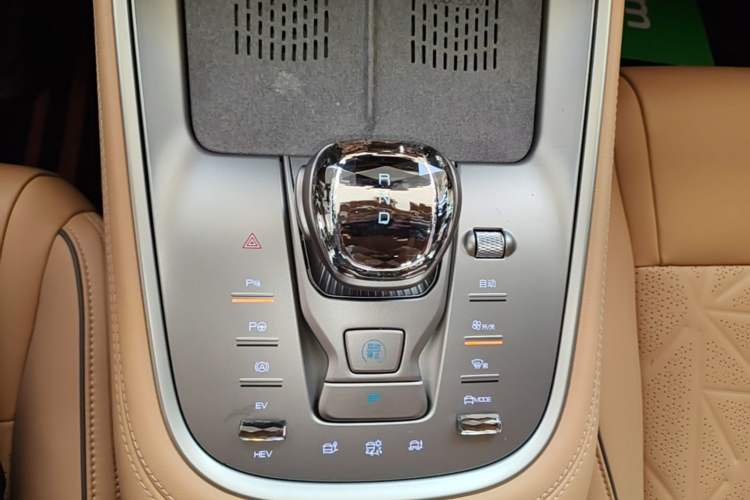 Used Denza N8 2023 Four-Wheel Drive Ultra-Hybrid Flagship Six-Seater Version Gear Lever