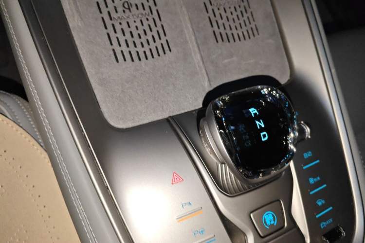 Used Denza N8 2023 Four-Wheel Drive Ultra-Hybrid Flagship Seven-Seater Version Gear Lever