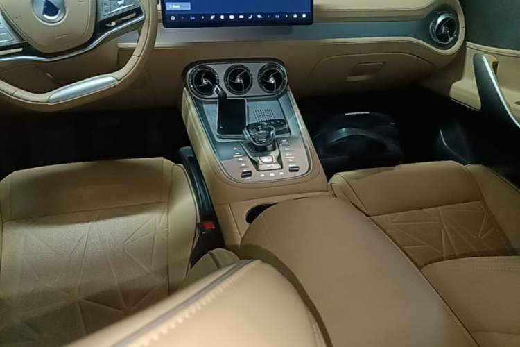 Used Denza N8 2023 Four-Wheel Drive Ultra-Hybrid Flagship Six-Seater Version Gear Lever