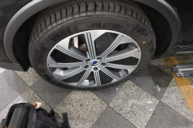 Used Denza N8 2023 Four-Wheel Drive Ultra-Hybrid Flagship Six-Seater Version Left Front Wheel Hub