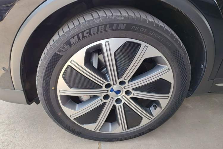 Used Denza N8 2023 Four-Wheel Drive Ultra-Hybrid Flagship Six-Seater Version Left Front Wheel Hub