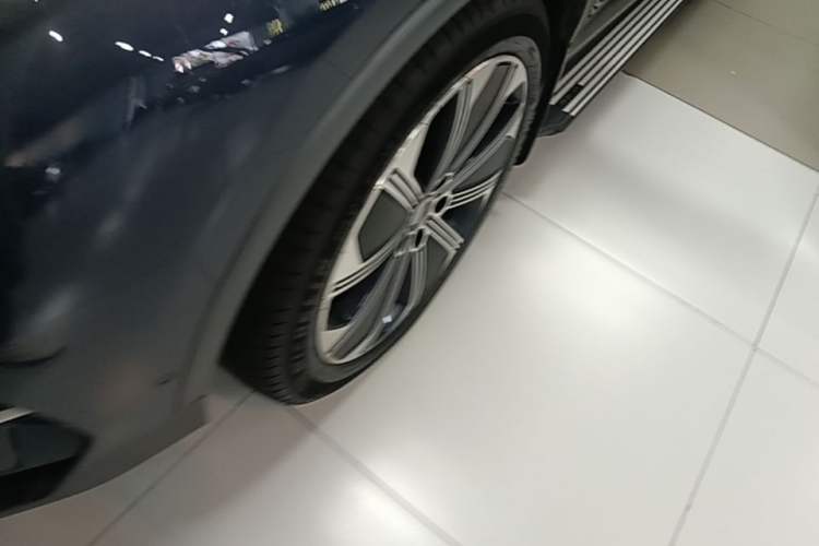 Used Denza N8 2023 Four-Wheel Drive Ultra-Hybrid Flagship Six-Seater Version Left Front Wheel Hub