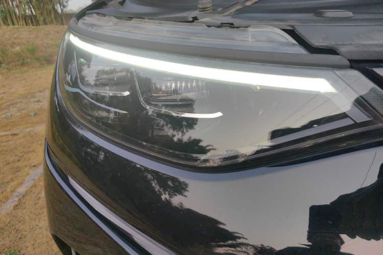 Used Denza N8 2023 Four-Wheel Drive Ultra-Hybrid Flagship Seven-Seater Version Right Front Headlight
