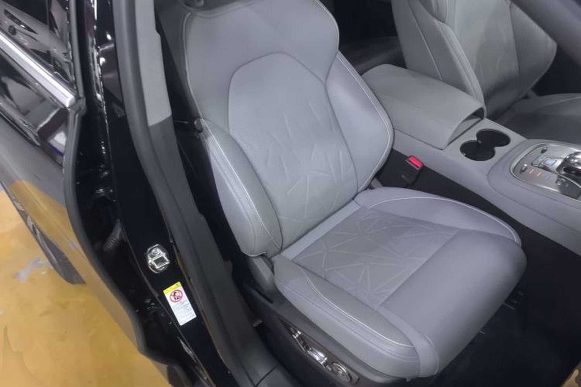 Used Denza N8 2023 Four-Wheel Drive Ultra-Hybrid Flagship Seven-Seater Version Right Front Seat