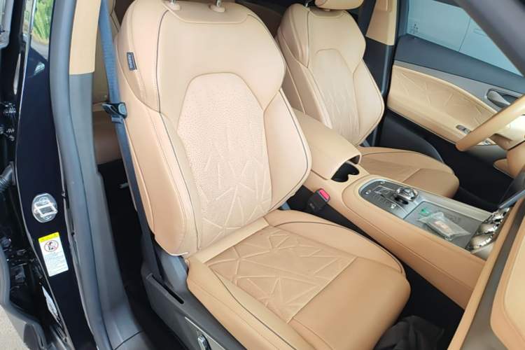 Used Denza N8 2023 Four-Wheel Drive Ultra-Hybrid Flagship Six-Seater Version Right Front Seat